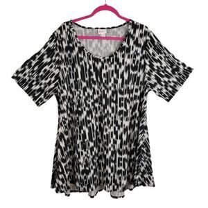 black & white geometric stripe flowy top / soft scoop-neck tee – women’s 3XL